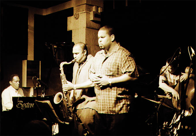 Michel Sardaby, Robert Dixon (ts), Derrick Gardner (tp), Gilles Naturel (b), Dion Parson (dm, hors cadre), Studio 11, Toulon, 25 mai 2001 © Ellen Bertet