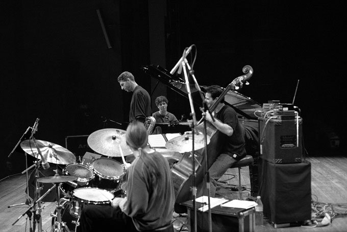 Chick Corea Quartet: Bob Berg (ts, ss), John Patitucci (b) et Gary Novak (dm),  Maison de la culture de Tournai, Belgique, 26 octobre 1994 © Jacky Lepage