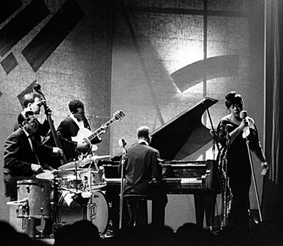 Ella Fitzgerald avec Tommy Flanagan (p), Jim Hughart (b), Gus Johnson (dm), Les Spann (g), Salone Delle Feste e Degli Spettacoli del Casino Sanremo, Italy, 1963 © Riccardo Schwamenthal/CTSIMAGES