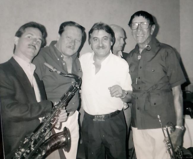 de g. � d.: Scott Hamilton, Warren Vach&eacute;, Alain Bouchet, Doc Cheatham, Santa Fe, NM, 1990 &copy; Photo X, Collection Alain Bouchet by courtesy of Jean-Fran�ois Bouchet d'Angely