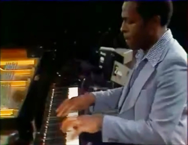 Michel Sardaby dans le trio de Kenny Clarke, Jazz  Juan 1979, image extraite de YouTube