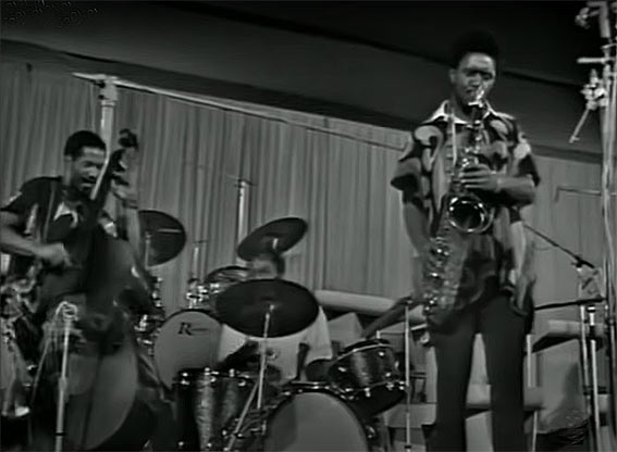 Norris Jones aka Sirone (b), Majeed Shabazz (dm), Pharoah Sanders (ts), Antibes-Juan-les-Pins, 20 juillet 1968 image extraite de YouTube   