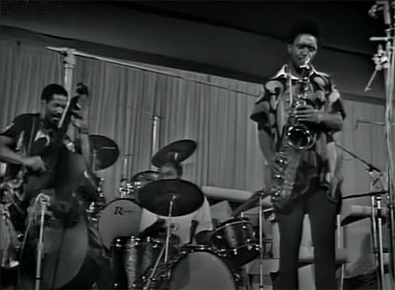 Norris Jones aka Sirone (b), Majeed Shabazz (dm), Pharoah Sanders (ts), Antibes-Juan-les-Pins, 20 juillet 1968 image extraite de YouTube Norris Jones aka Sirone (b), Majeed Shabazz (dm), Pharoah Sanders (ts), Antibes-Juan-les-Pins, 20 juillet 1968 image extraite de YouTube