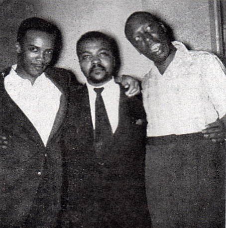 Quincy Jones, James Moody et Eddie Jefferson, image extraite d'un reportage (teste et images) de Marcel Zannini paru dans Jazz Hot n�105-1955, prise lors du concert de l'orchestre de James Moody � l'Apollo Theater � l'automne 1955