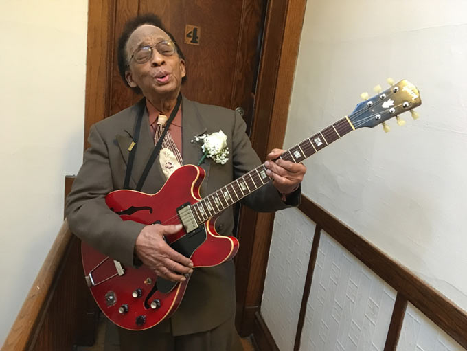 George Freeman et sa Gibson rouge © photo X by courtesy of Joanie Pallatto/Southport