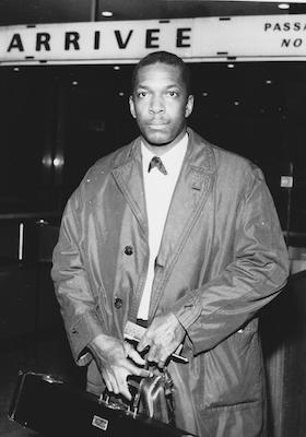 John Coltrane, arrivée  Orly, pour le concert  lOlympia du 17 novembre 1962 © Roger Kasparian