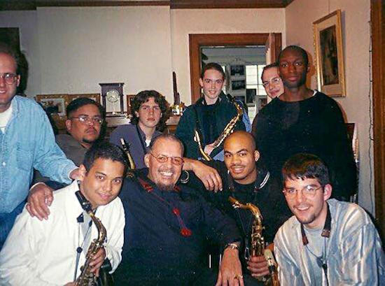 Jackie McLean, au centre,  son domicile de Hartford, CT, avec ses étudiants (dont Wayne Escoffery  droite),  l'occasion de son anniversaire et d'un cérémonie de remise de diplme en 1997 © Photo X, Collection Wayne Escoffery by courtesy