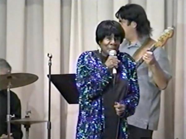 Della Griffin & Enchanters, Live UGHA, East Rutherford, NJ, 2001, image extraite de YouTube