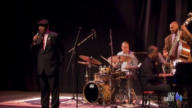 Ernie Andrews avec Rob Perkins (dm), Eric Reed (p), John Clayton (b), Jazz Bakery, Los Angeles, CA, 13 octobre 2016, image extraite de YouTube