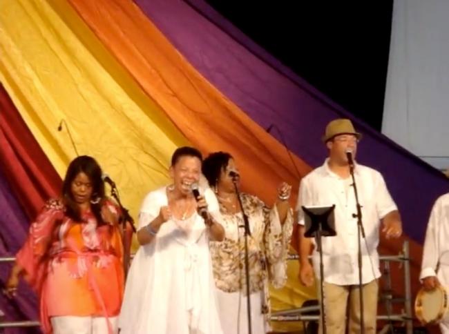 Boutté Family Sunday Praise pour la premire fois au New Orleans Jazz Fest pour chanter du gospel: Lillian Boutté, John Boutté, Lorna Boutté-DeLay, Tanya Boutté-Ellsworth, Tricia Teedy Boutté, Arsne DeLay, New Orleans, 6 mai 2012, image extraite de YouTube