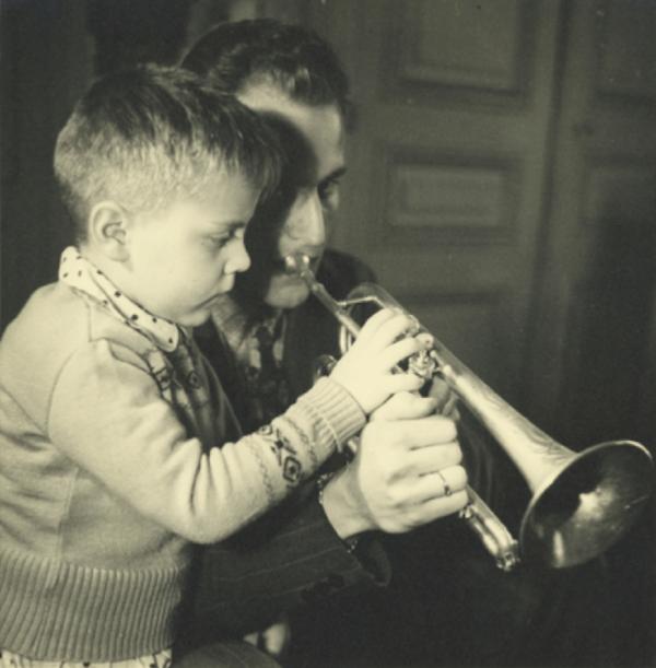 1947, Patrick commence la trompette avec son père Boris Vian © Collection Fond’Action Boris Vian by courtesy