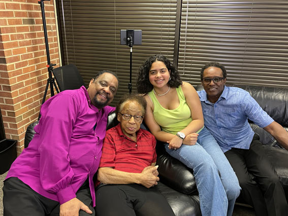 Chico, George, Luani (la fille de Chico), Mark (le frre de Chico) Freeman durant une interview pour le Chico Freeman Legends Project, Concert  l'Université de Chicago © photo X, Collection Famille Freeman by courtesy of Chico Freeman
