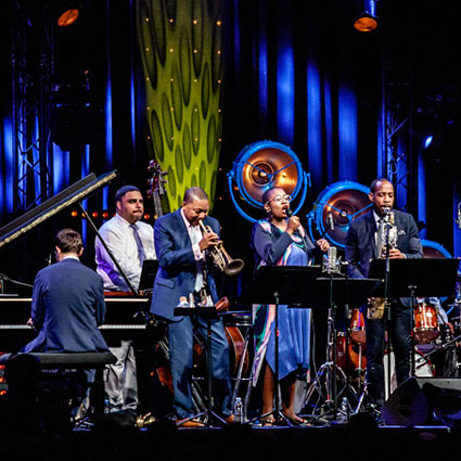 Cécile McLorin Salvant et Wynton Marsalis Quintet: Walter Blanding (ts, ss, cl, fl), Dan Nimmer (p), Carlos Henriquez (b), Ali Jackson (dm), Marciac, 11 août 2017 © Nicolas Roger by courtesy of Jazz in Marciac Cécile McLorin Salvant et Wynton Marsalis Quintet: Walter Blanding (ts, ss, cl, fl), Dan Nimmer (p), Carlos Henriquez (b), Ali Jackson (dm), Marciac, 11 août 2017 © Nicolas Roger by courtesy of Jazz in Marciac