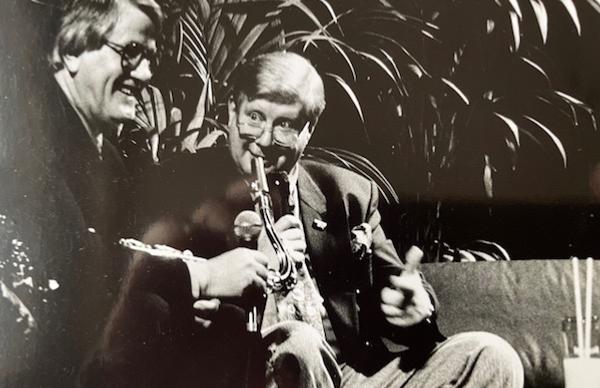 Marc Danval en compagnie de Robert Jeanne, Pelzer Meeting, Forum de Lige, 22 mars 1992 © Vincent De Waleffe, Collection Robert Jeanne by courtesy