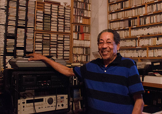 Warren Smith au milieu de ses archives, Septembre 2014, New York City © Mathieu Perez