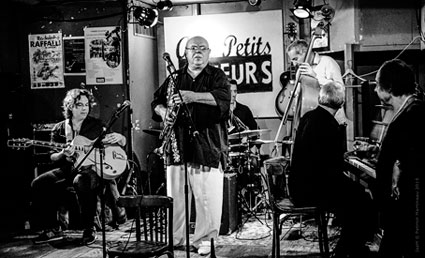 Jean-Loup Longon avec Laurent Bachelard (g), Vincent Frade (dm), Rémy Chaudagne (b), Laurent Epstein (p), Aux Petits Joueurs, 16 octobre 2016 © Patrick Martineau