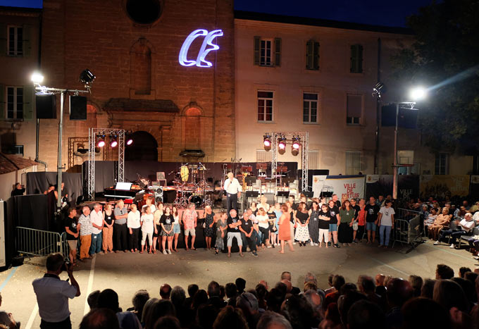 L'ovation finale de L&eacute;andre Grau et des b&eacute;n&eacute;voles du festival, 6 ao�t 2022 &copy; Ellen Bertet