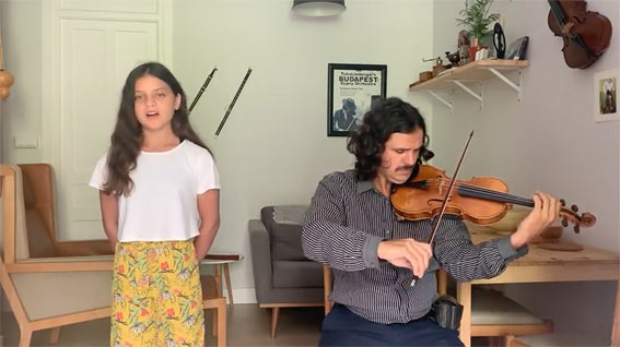 • 2020. Tcha et Esra (voc) Limberger, hors scène, chants de Transylvanie - Image extraite de YouTube • 2020. Tcha et Esra (voc) Limberger, hors scène, chants de Transylvanie - Image extraite de YouTube