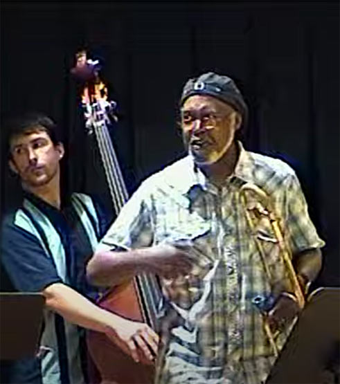 Kevin Riley (b) et Grachan Moncur III (tb) Live 27 juillet 2008, à Jammin' on the Hudson: «Now's Time», image extraite d'une vidéo YouTube