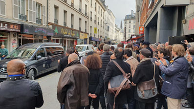  3 octobre 2019, rue des petites-écuries, devant le New Morning,  le dernier hommage et le dernier taxi pour Madame Farhi  © Yazid Manou by courtesy