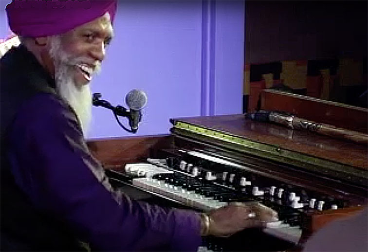 Dr. Lonnie Smith en 2008,  l'Iridium, New York, en trio avec Russell Malone et Herlin Riley image extraite de YouTube (cf. vidéographie)