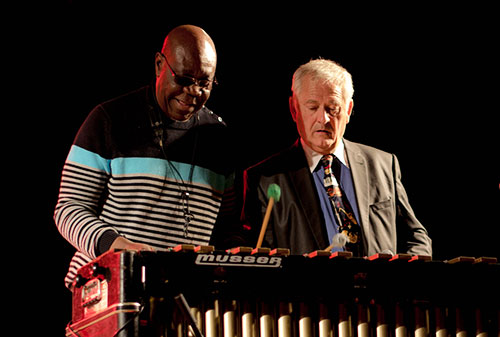 Manu Dibango en duo sur le vibraphone avec Dany Doriz, Jazz in Langourla, 8 août 2014 © Mathieu Perez Manu Dibango en duo sur le vibraphone avec Dany Doriz, Jazz in Langourla, 8 août 2014 © Mathieu Perez