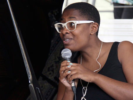 Cécile McLorin Salvant (avec Fred Nardin, caché), Jazz  Vienne, 4 juillet 2013, Musée gallo-romain de Saint-Romain-en-Gal © Pascal Kober