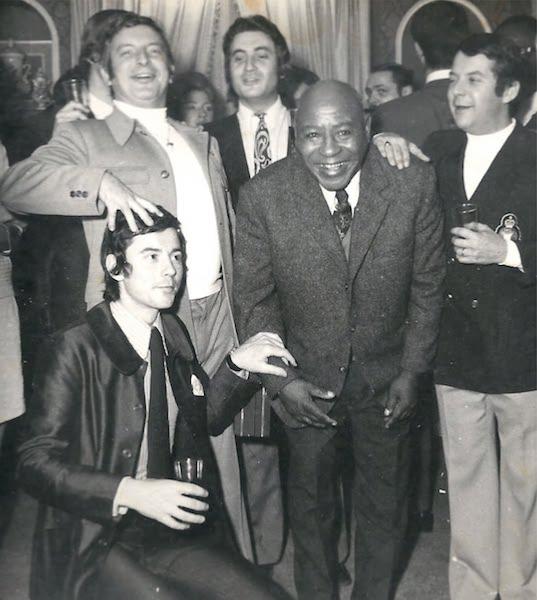 de g. � d.: Maxim Saury, Christian Morin (assis), Alain Bouchet, Benny Waters, Marc Laferri�re � une f�te chez Dany Doriz, 1970. &copy; Photo X, Collection Alain Bouchet by courtesy of Jean-Fran�ois Bouchet d'Angely
