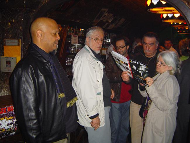 De gauche  droite: John Betsch, Pierre Clama, Jean-Claude Laudat, Beb Papasian, Caveau de La Huchette, fte des 70 ans de Jazz Hot, 17 mars 2005 © Jérme Partage