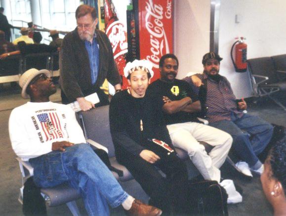 De gauche à droite: Craig Harris, Lew Tabackin, Nathan Breedlove, David Murray, Rasul Siddik, aéroport de Stockholm, vers 2000 © Photo X, Collection Nathan Breedlove, by courtesy