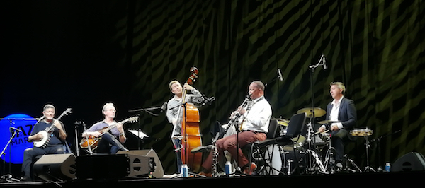 Don Vappie (bjo), David Kelbie (g) et S&eacute;bastien Girardot (b), Victor Goines (cl), Guillaume Nouaux (dm), Marciac, 6 ao�t 2022 &copy; David Bouzaclou