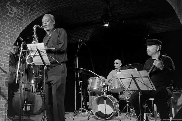 Charlie Haden (b), Dewey Redman (ts), Paul Motian (dm), Mick Goodrick (g), Le Botanique, Bruxelles, novembre 1986 © Jacky Lepage