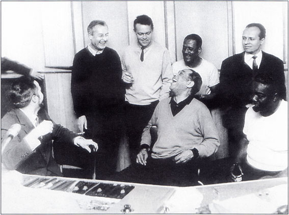 Autour de X, Duke et Ernie Shepard (assis), on reconnat debout Stéphane Grappelli, Svend Asmussen, Sam Woodyard et Claude Bolling  photo X, by courtesy of Claude Bolling, parue dans Jazz Hot n495, 1992