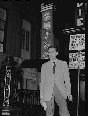 Charles Delaunay, le patron du label Swing, à New York devant une enseigne de club fort à propos © William Gottlieb by courtesy of Library of Congress