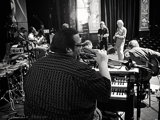 Joey DeFrancesco, trompettiste, Monte Carlo Jazz Festival 2011, de face Mike Stern et John McLaughlin © Umberto Germinale (Phocus)