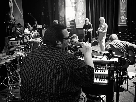 Joey DeFrancesco, trompettiste, Monte Carlo Jazz Festival 2011, de face Mike Stern et John McLaughlin © Umberto Germinale (Phocus) Joey DeFrancesco, trompettiste, Monte Carlo Jazz Festival 2011, de face Mike Stern et John McLaughlin © Umberto Germinale (Phocus)
