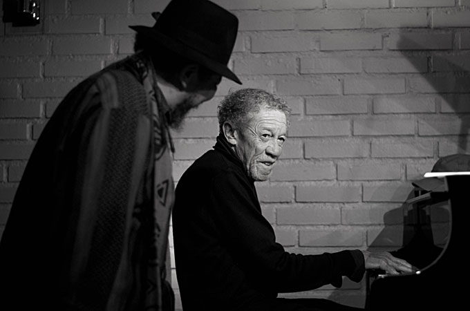 Rasul Siddik en ombre chinoise de Bobby Few lors de l'hommage à Gérard Terrones, 10 décembre 2017, Sunset-Sunside © Mathieu Perez Rasul Siddik en ombre chinoise de Bobby Few lors de l'hommage à Gérard Terrones, 10 décembre 2017, Sunset-Sunside © Mathieu Perez