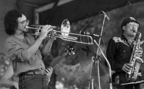 Claudio Roditi au trombone à pistons accompagnant Paquito D'Rivera, en 1983 à la Grande Parade de Nice © photo X by courtesy, coll. Jazz Hot