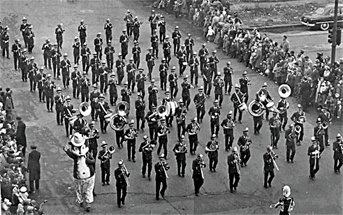 La fanfare de la Cass Technical High School pour la parade annuelle de Thanksgiving, 1954 photo X, coll. Kirk Lightsey, extraite du site Coming & Going