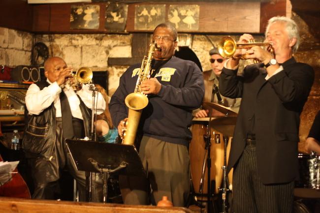 Ted Curson (tp), Katy Roberts (p), Ray Blue (ts), Daoud-David Williams (perc), Rob Henke (tp), Caveau de La Huchette, Paris, octobre 2010 © Jérme Partage