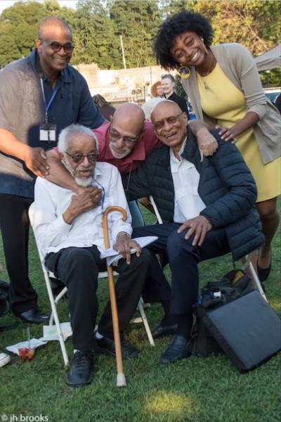 de g. à d.: Ray Blue, Barry Harris, Arnie Perez (producteur), Kirk Lightsey, Samara Joy, festival Jazz in the Park, Peekskill, NY, 25 août 2019 © James Brooks by courtesy de g. à d.: Ray Blue, Barry Harris, Arnie Perez (producteur), Kirk Lightsey, Samara Joy, festival Jazz in the Park, Peekskill, NY, 25 août 2019 © James Brooks by courtesy