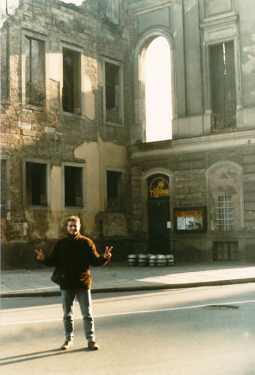 1986, Roberto Magris devant le Tonne Jazz Club Dresde, RDA © X by courtesy of Roberto Magris