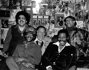 Le Dexter Gordon Quartet (avec Rufus Reid, Walter Gator Campbell, le barman du Keystone, George Cables et Eddie Gladden) dans les coulisses du Keystone Korner (1979) © Brian McMillen, by courtesy