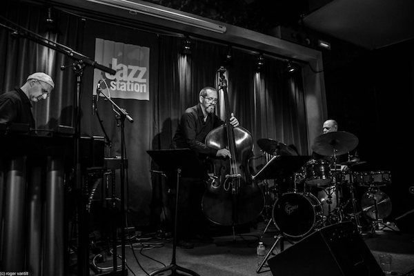 Jorge Rossy (vib), Robert Landfermann (b), Jeff Ballard (dm), Jazz Station, Bruxelles, 25 mars 2023 &copy; Roger Vantilt