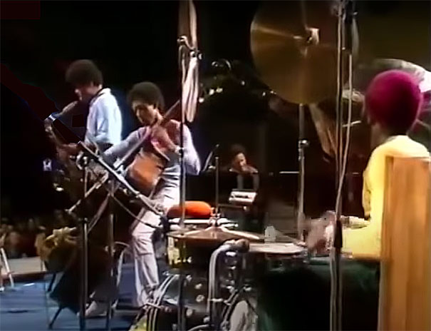 McCoy Tyner (p), Azar Lawrence (ts), Juini Booth (b), Alphonse Mouzon (dm), Montreux Jazz Festival, 7 juillet 1973 © image extraite de Youtube (https://www.youtube.com/watch?v=EnQJsrUYb8Q) McCoy Tyner (p), Azar Lawrence (ts), Juini Booth (b), Alphonse Mouzon (dm), Montreux Jazz Festival, 7 juillet 1973 © image extraite de Youtube (https://www.youtube.com/watch?v=EnQJsrUYb8Q)