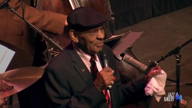 Ernie Andrews invité à la Jazz Bakery de Los Angeles, CA par John Clayton et Eric Reed, 13 octobre 2016, image extraite de YouTube