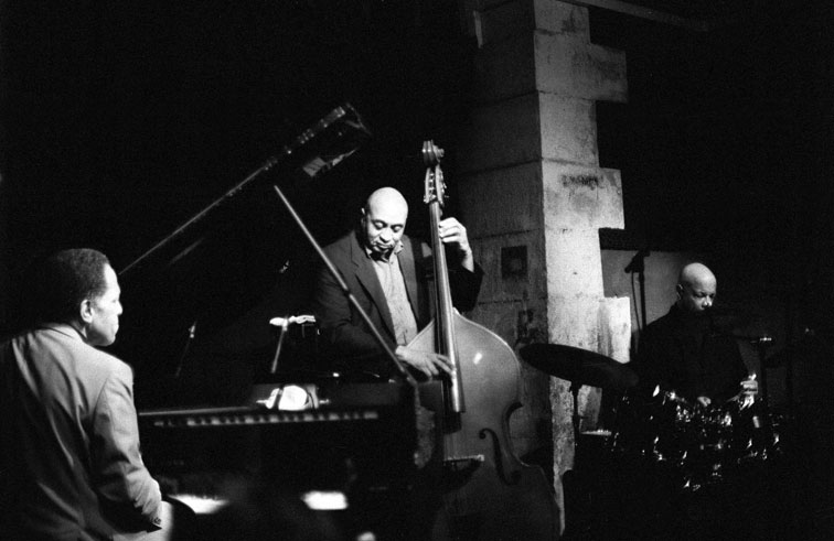 Michel Sardaby, Reggie Johnson, John Betsch, Marseille, Club le Pelle-Mle, 14 avril 2005, Tournée des 70 ans de Jazz Hot © Ellen-Bertet
