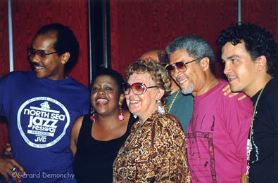 Simone Ginibre entourée de D  G par Charlton Johnson, Carmen Bradford, Frank Foster et son fils Jean-Nol Ginibre. Jean-Pierre Vignola est masqué par Simone Ginibre. Grande Parade du Jazz 1991, Htel Hyatt © Gérard Demonchy by courtesy