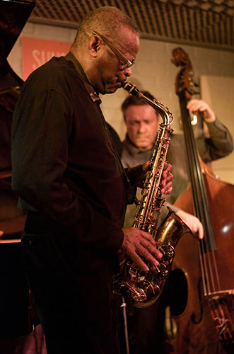 Gilles Naturel avec Steve Potts durant l'hommage  Gérard Terrons du 10 décembre 2017 au Sunside, Paris © Mathieu Perez