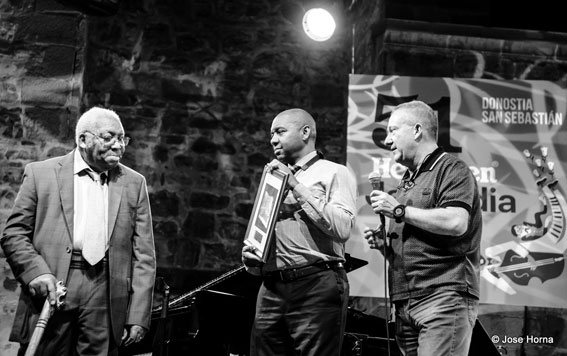 Ellis Marsalis reoit le prix du Festival Jazzaldia de San Sebastian, en compagnie de Branford et de Miguel Martin, le directeur, 2016 © Jose Horna